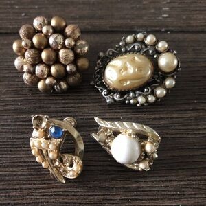 Vintage single clip on earrings 4 ct.